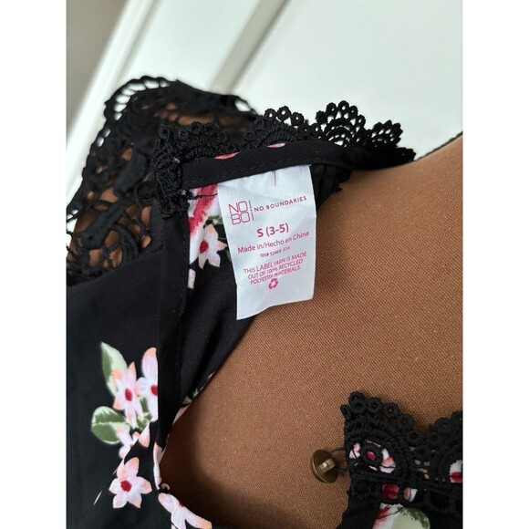 Black floral, lace trim top, Size Small - Picture 9 of 10